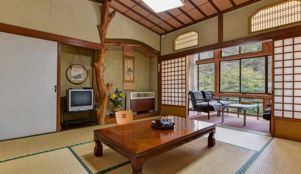 *【おまかせ和室】広縁付きの和室。バストイレは共同です。