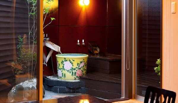 ２つの露天風呂を有する広々とした客室