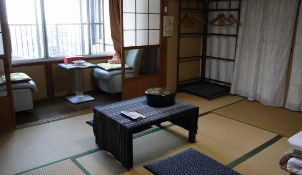 *昭和館のお部屋：鍵はちょっとレトロな雰囲気をお楽しみいただける南京錠タイプ。懐かしの家に遊びに来た