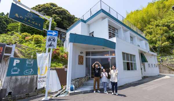 外観　昼　スタッフ集合