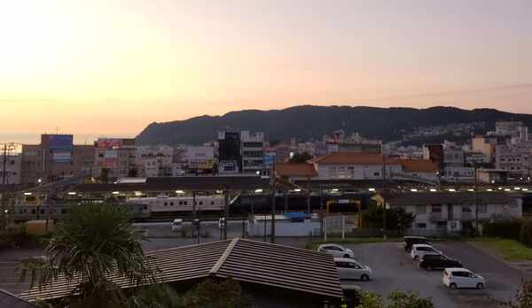 相模湾に登る朝日を伊東駅越しにご覧いただけます。