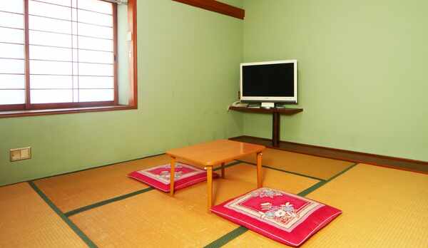 【客室】うめの間。6畳＋踏込み。