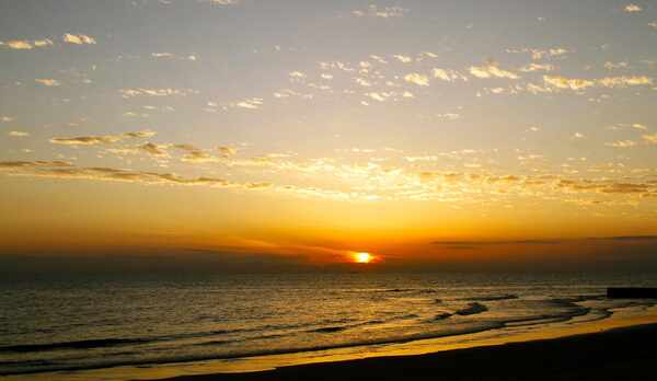 【山海海水浴場】赤く染まる大海原と夕暮れ