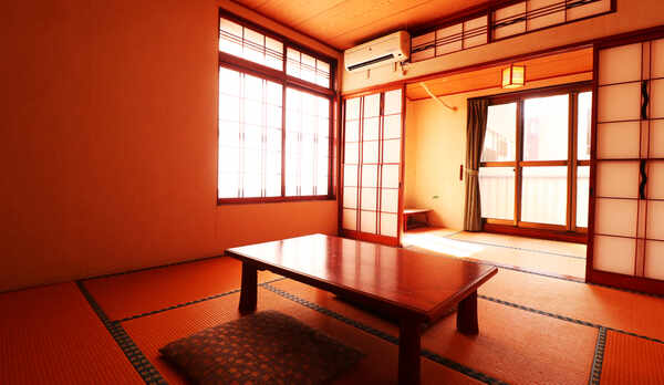 ■【本館 客室一例】心安らぐ落ち着いた和室。