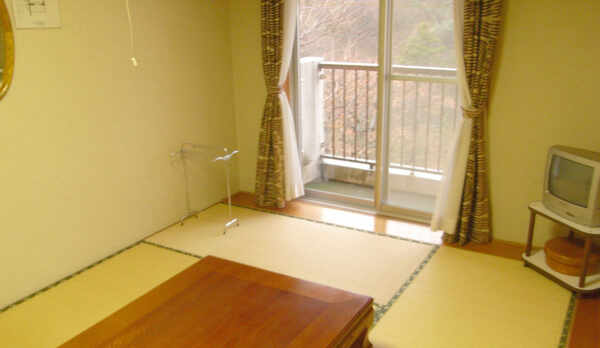 *［和室］全室バルコニー付で、季節ごとに移ろう美しい自然を眺められます♪