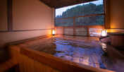 和モダン特別室：露天風呂付き客室。プライベートな空間で、いつでもお好きなだけ温泉を。