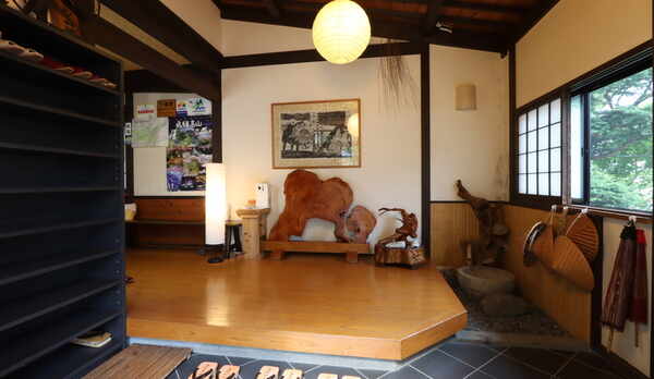 レトロな古民具が置かれている玄関