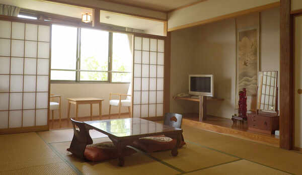 *【部屋】和室10畳/窓からは野尻湖畔の美しい景色が楽しめます。