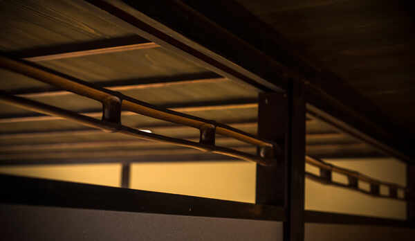 往年の趣きを留める建具や梁はそのままに（A棟）