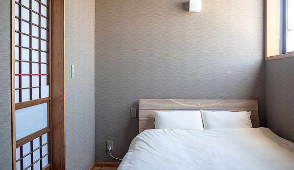 ・【スタンダードダブル】ダブルベッド1台を設置した個室です