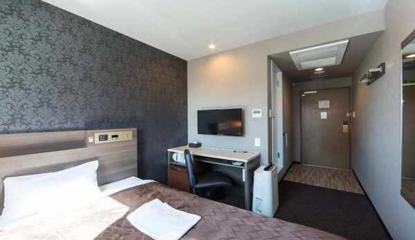 スタンダードルーム◆ダブルベッド(140cm)&times;1台  /  約12㎡