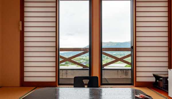 【和室】窓からは雄大な景色をご覧いただけます。