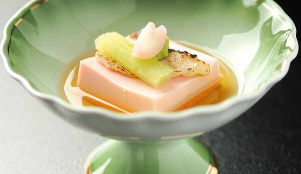 ◆箸付／桜豆富、鯛火取り、花百合根など（2022年3月お食事イメージ）