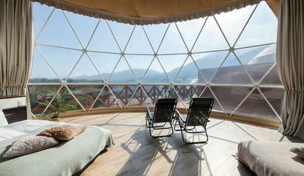 【客室内装一例】広々とした10Mドームでは、グランピングならではの開放的な空間