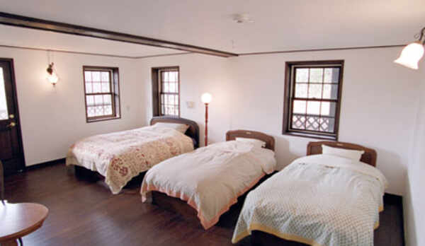 ２６畳のトリプルルームにはシモンズベッドのクィーン１台とシングルが２台