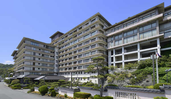 岬の先端に佇む稲取銀水荘、南向きで下田方面を望む眺めは絶景