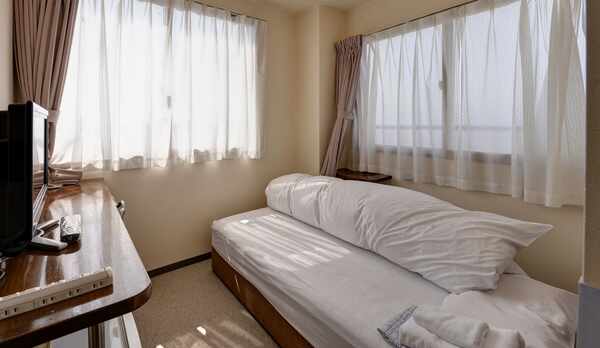 *【部屋／シングル（一例）】シンプルながら、ユニットバス完備なのが嬉しいポイント！