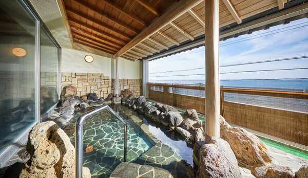 【温泉露天風呂】深夜早朝もご利用いただけます。（営業時間15：00〜翌朝10：00）