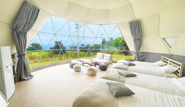 海と空の眺めが最高の、プライベート空間。野生馬を部屋から見ることができるかも？