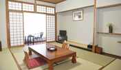 和室一例　明るい日差しが差し込む大きな窓、広縁あり