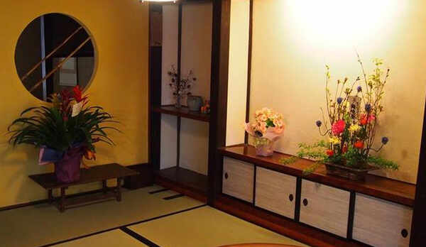 季節のお花が飾られた、美しい個室部屋 ドミトリーとしても使用。