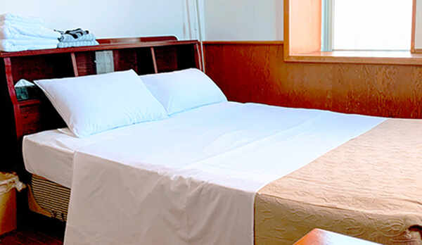 ・客室／ダブルルーム：ワイド140cmの広々ベッドでお寛ぎいただけます。