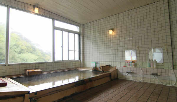 内湯展望風呂　舟の形を模したこだわりのお風呂　伊勢志摩の海を眺めながら寛ぎの時間を
