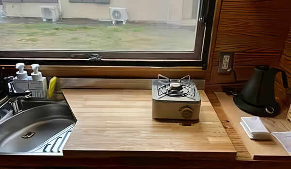 ・【キッチン】すぐ前に大きな窓があり、明るく使いやすいキッチン