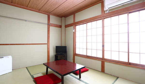 【客室】３階にある和室６畳*