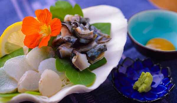 ・＜食事一例＞次男「てーる」が養殖した当館自慢のシャコガイ料理