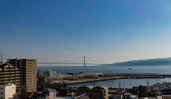 上層階デラックスダブルから明石海峡大橋望む