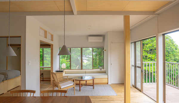 20畳を越えるゆとりのリビングに、ミッドセンチュリーのアンティーク家具