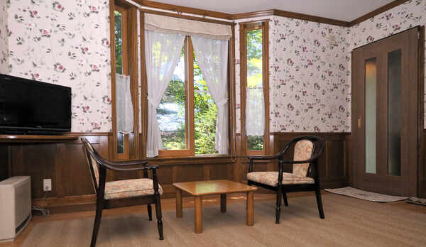 *2名用コテージ_リビング／窓からはカル鴨池を望むことができます。