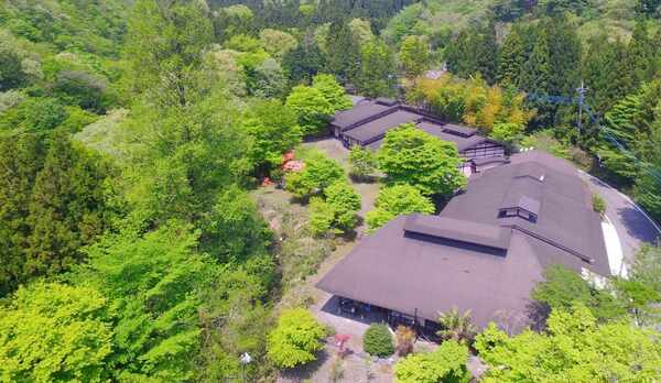 赤城温泉「忠治館」　緑に囲まれた情緒ある佇まいです