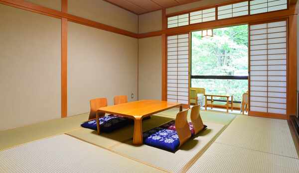 *和室10畳／ファミリーや少人数グループでのご利用に最適のお部屋です。