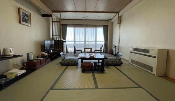 本館和室8畳　　夜景と朝日がみえるお部屋