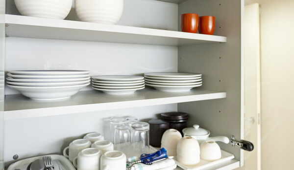 全室に食器（皿・カップ・カトラリー・箸等）や調理器具（鍋・フライパン等）をご用意しております