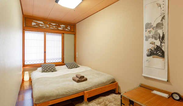 ・ダブルルーム　家具や骨董好きな方にご滞在いただいています