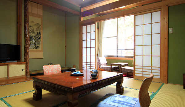 ＊和室8畳◆窓からは季節ごとに咲く花の中庭と遠くまで続く赤松林が眺められます