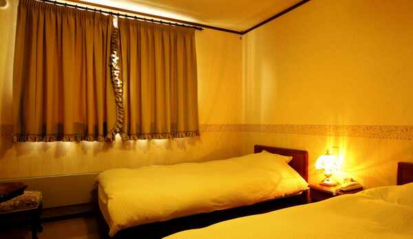 ◆洋室ツインのお部屋。静かに更ける夜、ゆったりとお過ごしください。