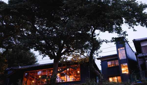 夕暮れのレストラン"RESTAURANT UCHITOMI"と別館"HOUSE SEN"