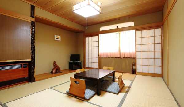 【和室10畳】トイレ付。グループ旅行に最適