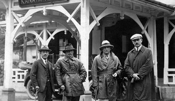 正面玄関前にて