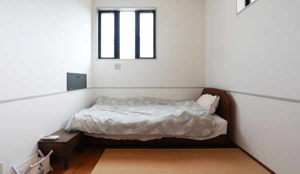 【洋室　B】-畳シングル-ベッドの横に畳を敷きました。座ったり寝転んだり。ゆったりお過ごしください。