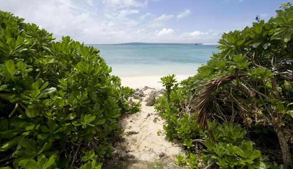 ヴィラの前のプライベートビーチへ