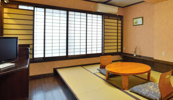 ■和室(一例)／畳の香りがほのかに薫るお部屋でのんびりとお寛ぎ下さい。