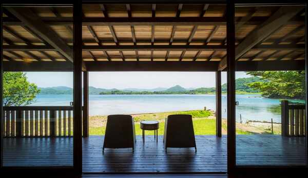 【眺望】目の前に広がる穏やかな久美浜湾、専用テラスに出て、朝陽の光で癒されるひと時&hellip;