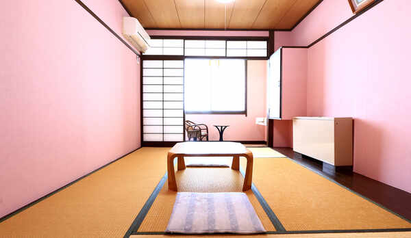 お部屋ごとに壁紙の色はさまざま♪