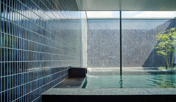 ・男性大浴場【昼】窓から空や水景を眺めながらお寛ぎください。