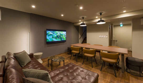 【A(特別室)：リビング】落ち着いた色味のインテリアが揃った空間で、のんびりリラックス